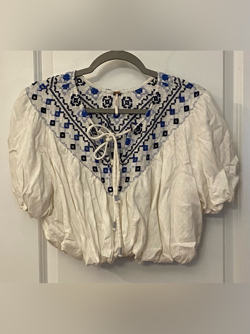 Free People Joni Cropped Peasant Top Sz XS Ivory w/Blue Embroidery Boho - Picture 2 of 13